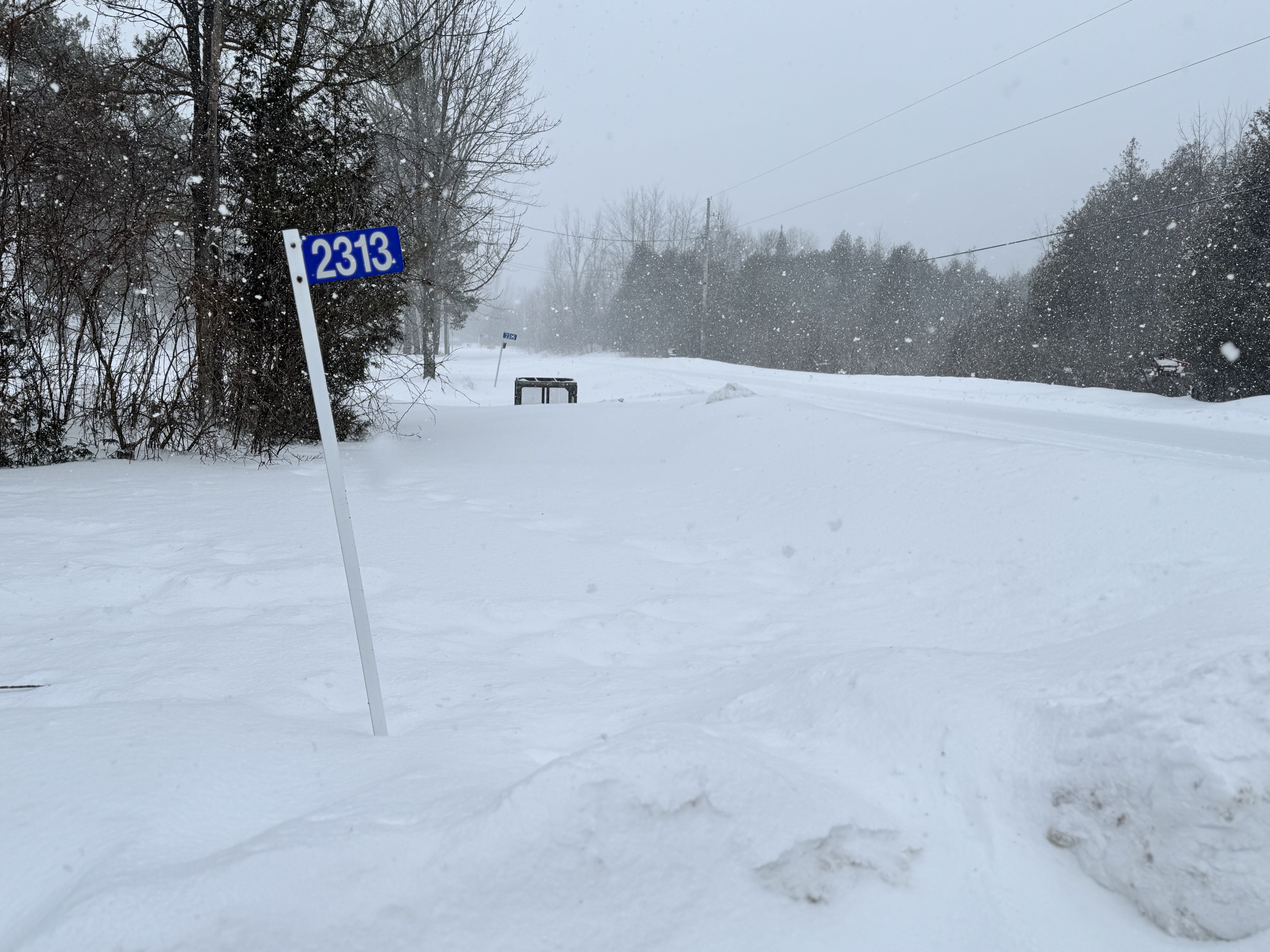 911 sign on a snowy road
